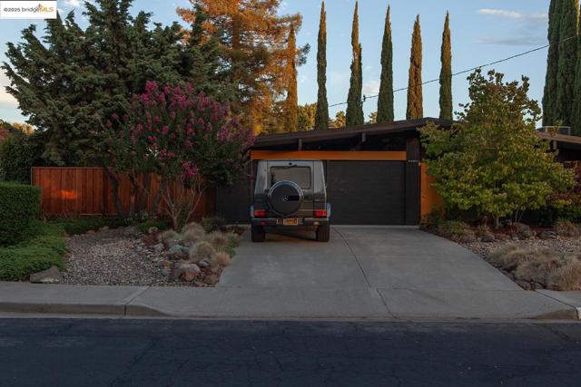 4020 Salem ST, Concord CA: https://media.crmls.org/mediaz/17afe044-200b-4f74-a817-a24472509ced.jpg