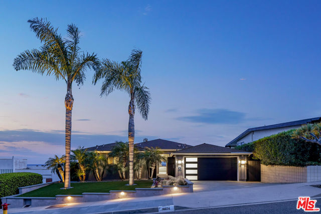 18074 Coastline Drive, Malibu CA: https://media.crmls.org/mediaz/17afe0bf-68eb-42bc-950d-6fb2d3252348.jpg