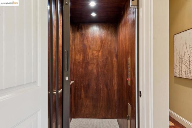 3244 Ridgeview PL, Hayward CA: https://media.crmls.org/mediaz/17b07df3-967c-42fb-b307-309b53963c9c.jpg