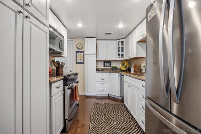 2564 Navarra Dr, Carlsbad CA: https://media.crmls.org/mediaz/17b0c06d-c1eb-434d-b2df-630846c97eae.jpg