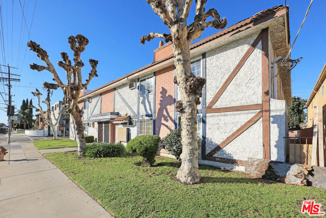 Image 3 of 18 For 15865 Vanowen Street