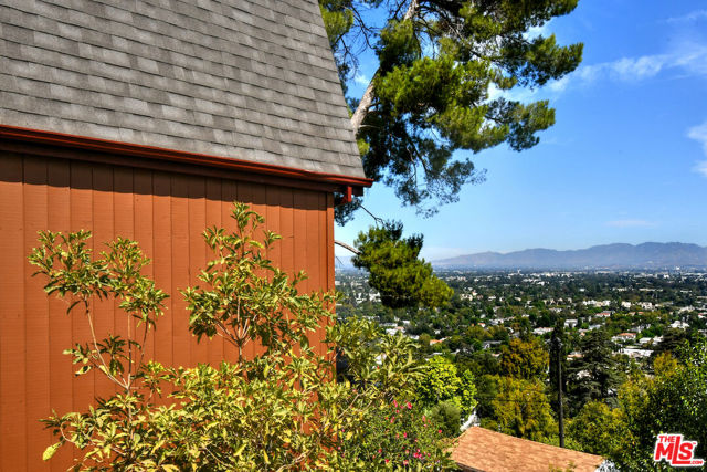 3682 Berry Drive, Studio City CA: https://media.crmls.org/mediaz/17b0cefb-b723-4843-a49a-3a47dc0b7503.jpg