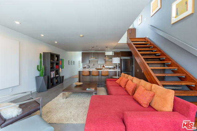 615 Hampton Drive, Venice CA: https://media.crmls.org/mediaz/17b175ce-6bdd-4ff2-b892-bd1208747369.jpg