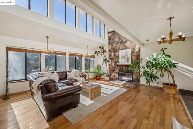 9090 Castlewood St, Oakland CA: https://media.crmls.org/mediaz/17b20c30-46cf-47a0-b3e0-49be9ea881e5.jpg