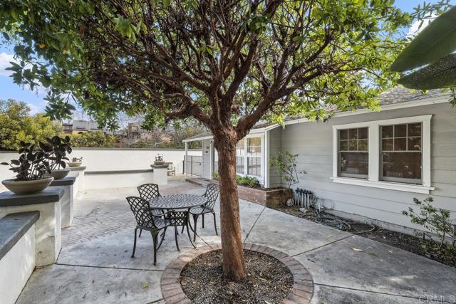 393 Date Avenue, Carlsbad CA: https://media.crmls.org/mediaz/17b2584f-a96a-42ad-b3b4-fc5547185e10.jpg