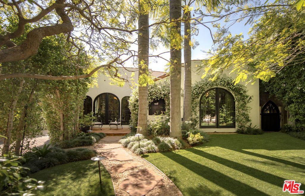 819 N La Jolla Avenue