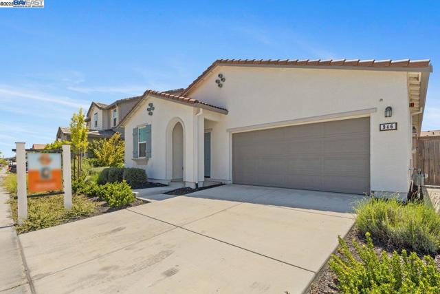 946 Osprey Dr, Lathrop CA: https://media.crmls.org/mediaz/17b376b3-ffca-4f0a-be5e-00853a71960d.jpg