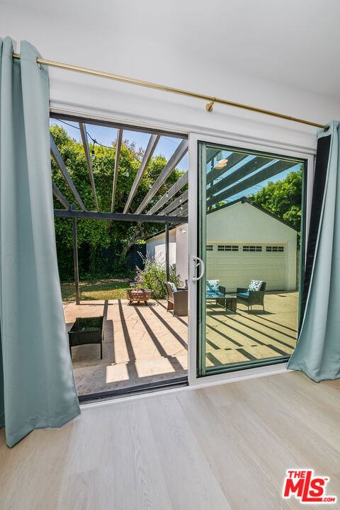 11415 Mcdonald Street, Culver City CA: https://media.crmls.org/mediaz/17b3b6b6-834d-4f06-8c8f-da2d864b5d0c.jpg