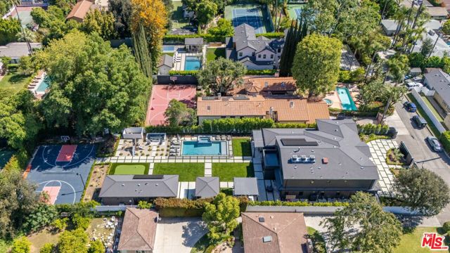5084 Valjean Avenue, Encino CA: https://media.crmls.org/mediaz/17b45bc2-2ee3-4485-9213-19faee389e61.jpg