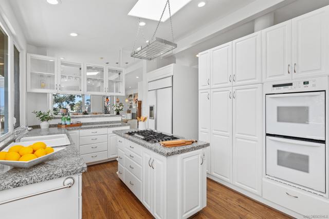 405 W Nutmeg St, San Diego CA: https://media.crmls.org/mediaz/17b477d8-d6dd-4419-99a3-228ee4d7c59c.jpg