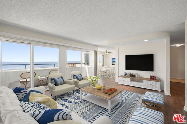 18002 Coastline Drive, Malibu CA: https://media.crmls.org/mediaz/17b5a64b-98b7-408a-995d-ae82e22502fe.jpg