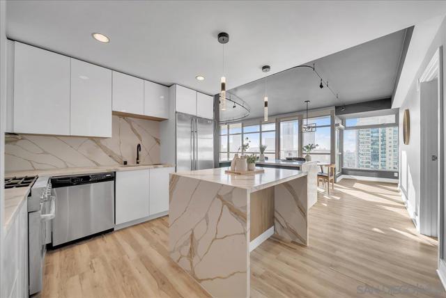 645 Front St, San Diego CA: https://media.crmls.org/mediaz/17b658d6-4aa5-4189-b67d-7e0068f4f906.jpg