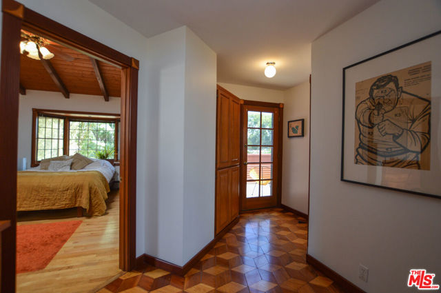 11136 Lucerne Avenue, Culver City CA: https://media.crmls.org/mediaz/17b66332-9871-42c1-86ba-f28ae8e58b08.jpg
