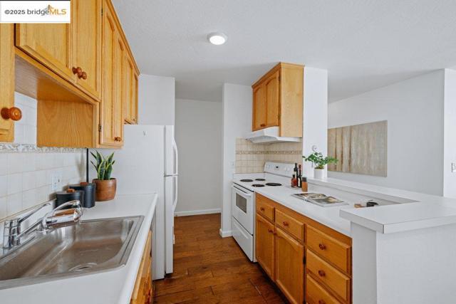 250 Whitmore St, Oakland CA: https://media.crmls.org/mediaz/17b67d36-7127-4636-a2fe-ae8a56aa347d.jpg