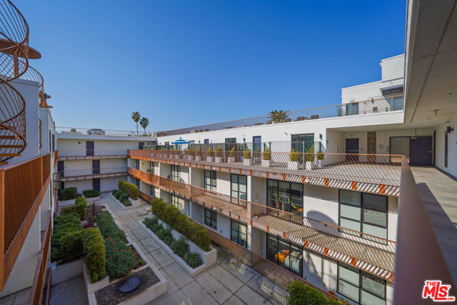 5800 Harold Way, Los Angeles CA: https://media.crmls.org/mediaz/17b6fc41-066a-406f-8b2c-2d5113ddd9e0.jpg