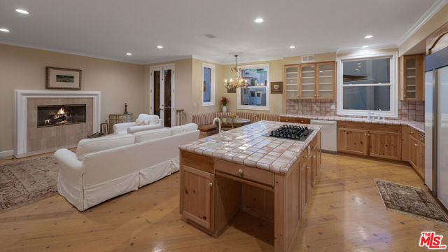 5105 Via Donte, Marina del Rey CA: https://media.crmls.org/mediaz/17b6fc65-813e-4793-ba84-06d2388677e9.jpg