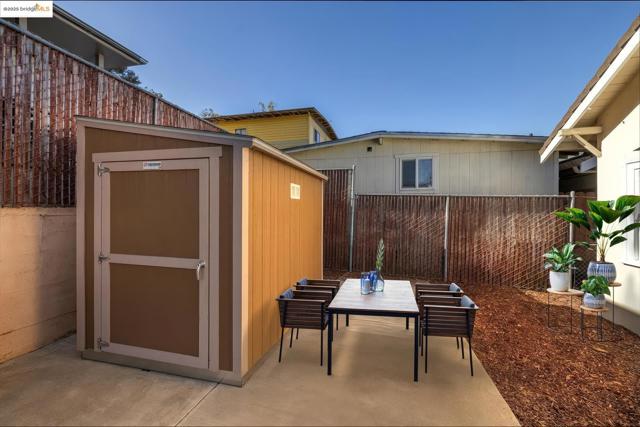 1641 E 20th Street, Oakland CA: https://media.crmls.org/mediaz/17b75aba-765f-4a64-9a9e-9e0ec8657a60.jpg