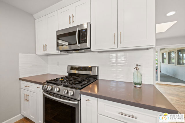 2002 S Bobolink Lane, Palm Springs CA: https://media.crmls.org/mediaz/17b7bbea-2d9b-4614-87ed-19e38ed7c5ff.jpg