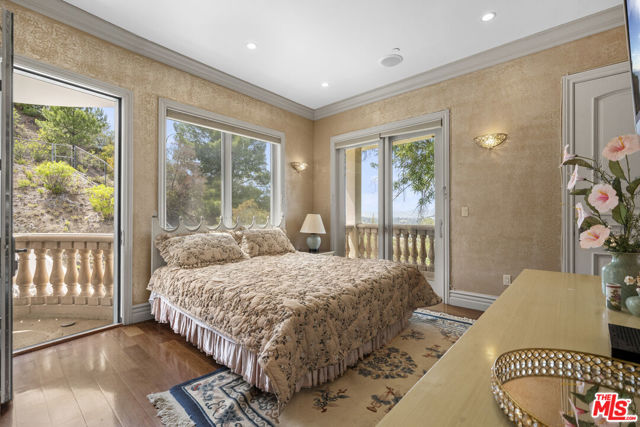 3848 Vista Linda Drive, Encino CA: https://media.crmls.org/mediaz/17ba13f4-682f-453b-add3-4f0e08198325.jpg