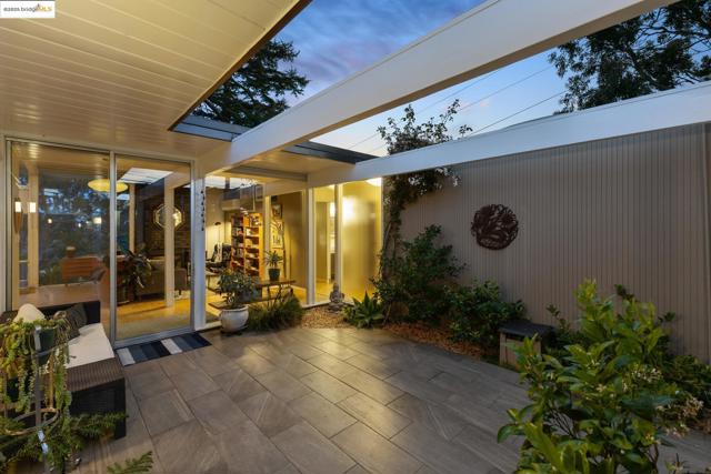 5345 Crown Ct, Castro Valley CA: https://media.crmls.org/mediaz/17bbc315-dc7d-4596-8633-8f6ceea5e771.jpg