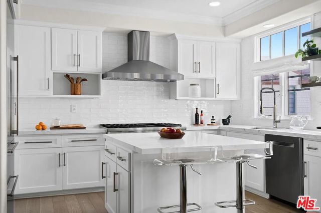 2584 Bungalow Place, Corona del Mar CA: https://media.crmls.org/mediaz/17bc0d9e-0363-40fe-b30a-ae6852faa123.jpg
