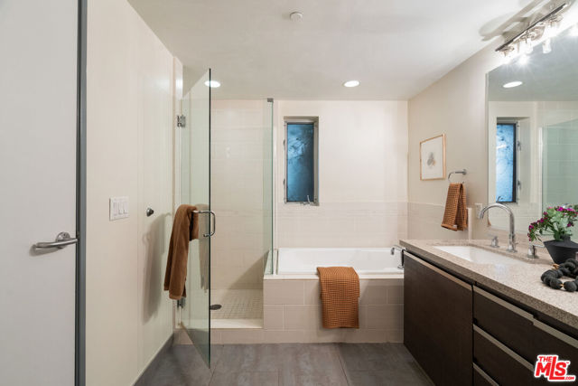 3119 Via Dolce, Marina del Rey CA: https://media.crmls.org/mediaz/17bc187f-6ee0-4768-94f6-d9debba43442.jpg
