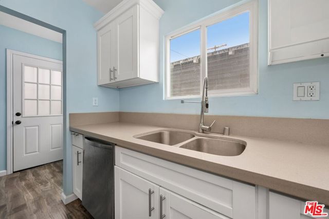 2736 S Cloverdale Avenue, Los Angeles CA: https://media.crmls.org/mediaz/17bcbf58-790e-4bff-9246-569df21d9459.jpg