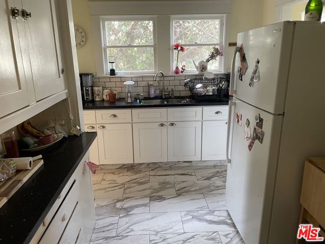 1920 S Rimpau Boulevard, Los Angeles CA: https://media.crmls.org/mediaz/17be9563-c1ad-4c7a-8d74-bb71b5ab6d29.jpg