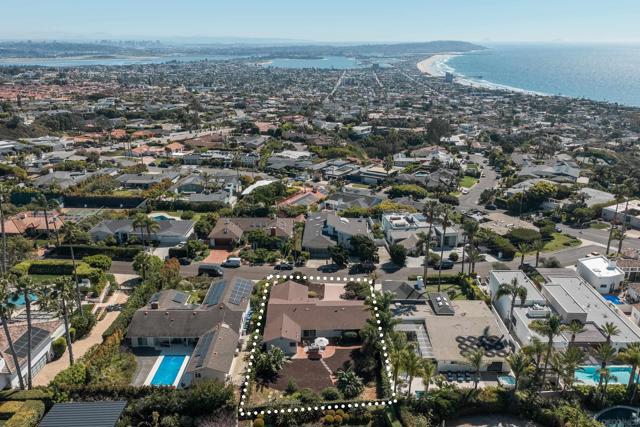 5926 Germaine Ln, La Jolla CA: https://media.crmls.org/mediaz/17bfa425-e654-4f5e-bb8d-8cb44c683443.jpg
