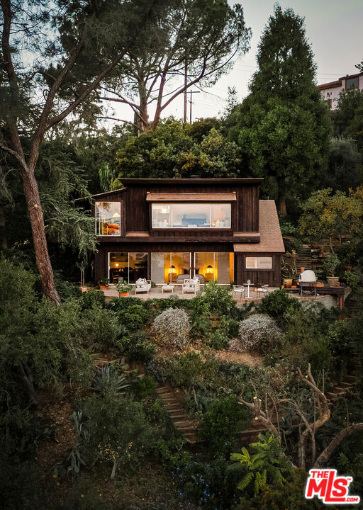 3720 Alta Mesa Drive, Studio City CA: https://media.crmls.org/mediaz/17bfb523-d0e2-4cdc-8225-c45e49e5aa40.jpg