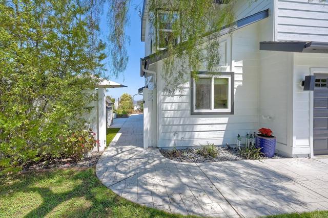 1782 E Pointe Avenue, Carlsbad CA: https://media.crmls.org/mediaz/17bfcb2b-e077-4b54-a09a-7afd99eff4e2.jpg