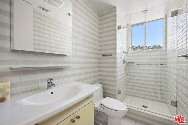 1100 Alta Loma Road, West Hollywood CA: https://media.crmls.org/mediaz/17c29183-a6f0-450e-aa4e-59a9fb209f6c.jpg