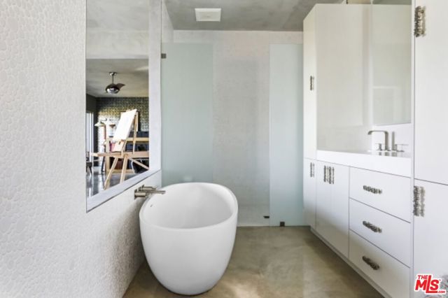 11462 LAURELCREST Road, Studio City CA: https://media.crmls.org/mediaz/17c2e019-0961-467b-be44-741e43261132.jpg