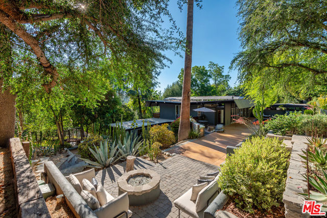 4944 Hood Drive, Woodland Hills CA: https://media.crmls.org/mediaz/17c2ee64-fa6c-4407-acdf-3a712ac56a76.jpg