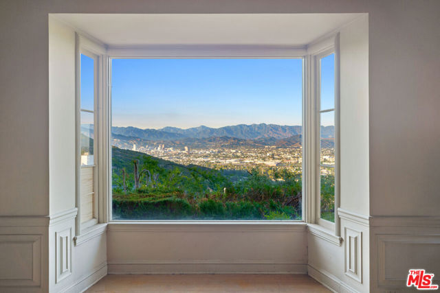 3775 Amesbury Road, Los Angeles CA: https://media.crmls.org/mediaz/17c34140-67d0-4be6-8e83-795d4b33cbb9.jpg