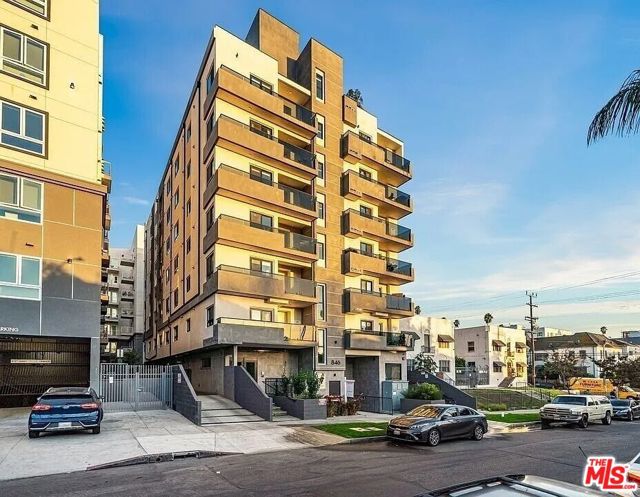 846 S Mariposa Avenue, Los Angeles CA: https://media.crmls.org/mediaz/17c36a73-311a-4677-b5ed-6e26ae93dc61.jpg