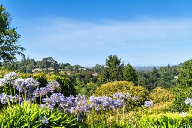 25850 Vinedo Lane, Los Altos Hills CA: https://media.crmls.org/mediaz/17c47571-1c4b-4d7d-a233-7d0250c4d696.jpg
