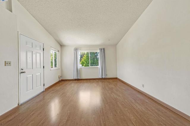 136 Hackamore Ln, Fremont CA: https://media.crmls.org/mediaz/17c51a18-de21-45ee-91e5-a2d08c966d7e.jpg