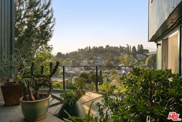 3130 Isabel, Los Angeles CA: https://media.crmls.org/mediaz/17c6c530-f251-4c89-9ca5-53040ff88a96.jpg