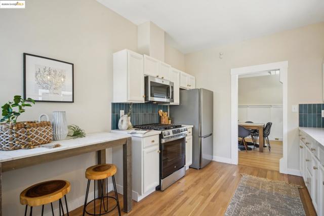 320 Forest St, Oakland CA: https://media.crmls.org/mediaz/17c6f5d4-9528-4988-bab1-839ffc6381e8.jpg