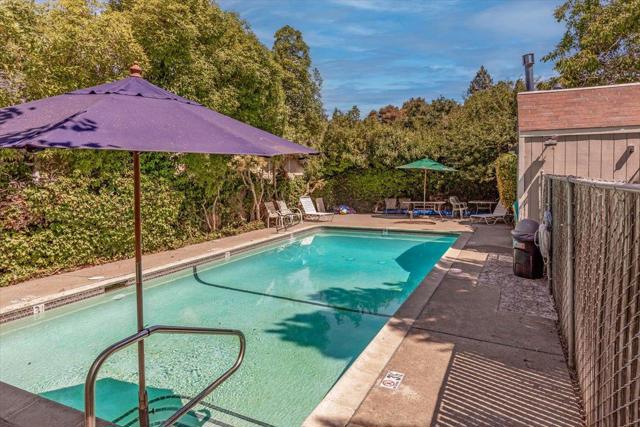 165 E Okeefe Street, Menlo Park CA: https://media.crmls.org/mediaz/17c8653e-f32a-4ce1-a6d5-a138b60594dc.jpg