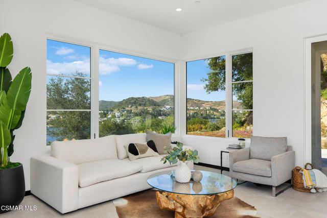 118 Giles Road, Lake Sherwood CA: https://media.crmls.org/mediaz/17c89909-8175-4cb1-ab90-4c2d97f94c00.jpg