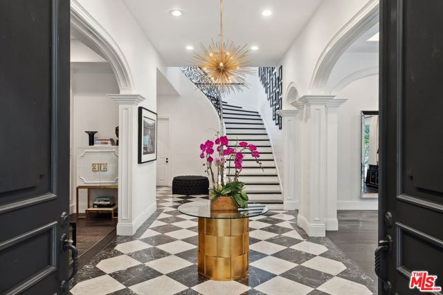 1600 Clear View Drive,  CA: https://media.crmls.org/mediaz/17c8c80e-32c3-46d4-99d5-703ca67fee6e.jpg