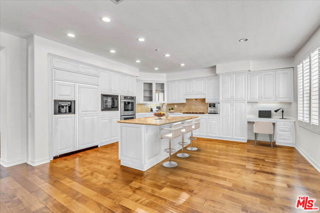 1535 Verde Ridge Lane, Westlake Village CA: https://media.crmls.org/mediaz/17c9fc2f-abdf-4fa0-8a50-535df7d50ac3.jpg