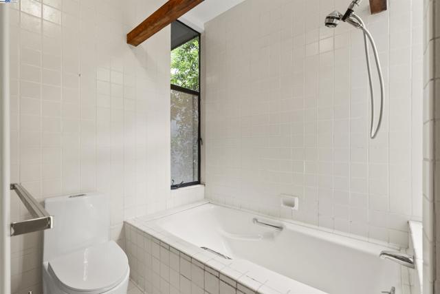 6425 Zinn Dr, Oakland CA: https://media.crmls.org/mediaz/17ca23e4-270b-42ac-b90f-a218cb90bd36.jpg