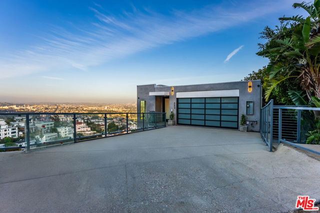 8654 Hollywood Boulevard, Los Angeles CA: https://media.crmls.org/mediaz/17ca2410-4ff5-47ed-9dfe-7c115c08f96d.jpg