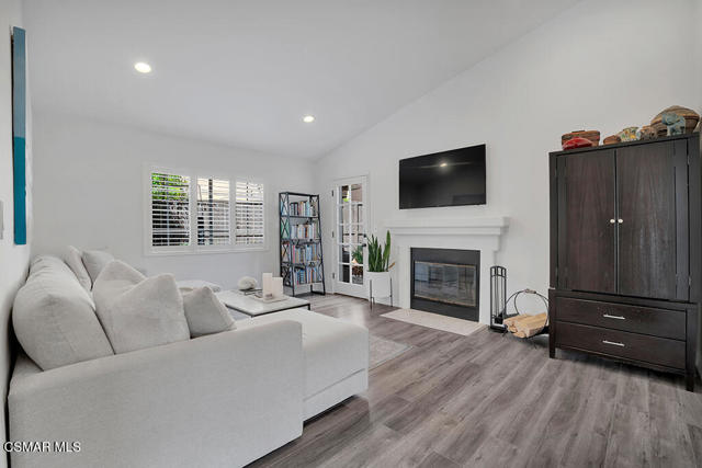 4365 Oak Glen Street, Calabasas CA: https://media.crmls.org/mediaz/17cb3108-c217-46ee-a725-538401063ccb.jpg