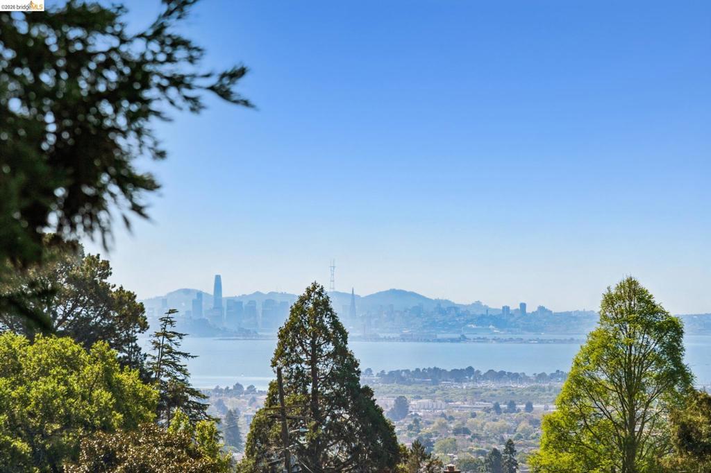 https://media.crmls.org/mediaz/17cc1ea6-c4ae-4c67-a1c6-23b6b2f2d873.jpg?preset=X-Large