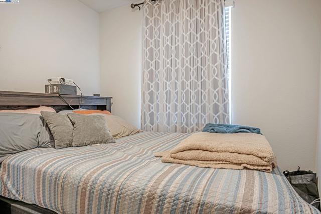 859 Helmsley Dr, Vacaville CA: https://media.crmls.org/mediaz/17cca0b1-bb4a-4078-b44a-c66b50a56e87.jpg