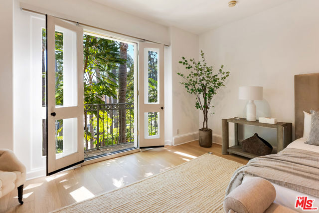 812 N Bedford Drive, Beverly Hills CA: https://media.crmls.org/mediaz/17cca49f-cffc-41d2-8dec-d13cd16c0c7e.jpg